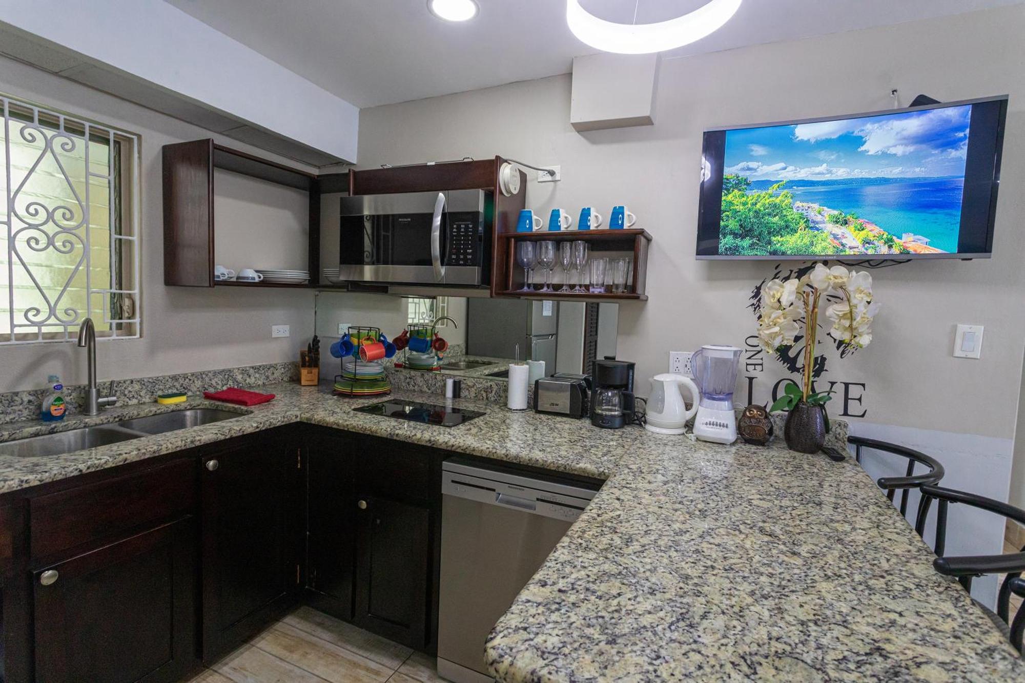 Montego Bay Club Apartments Exterior photo