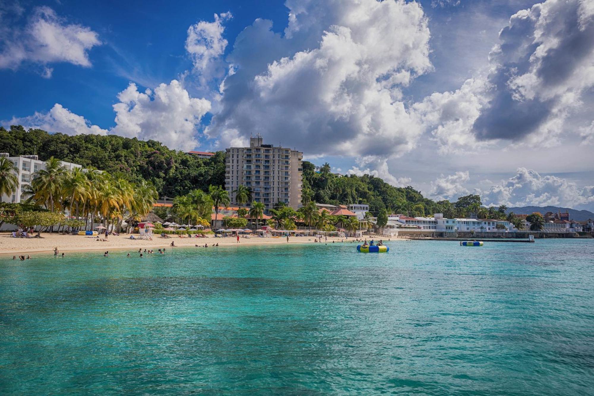 Montego Bay Club Apartments Exterior photo