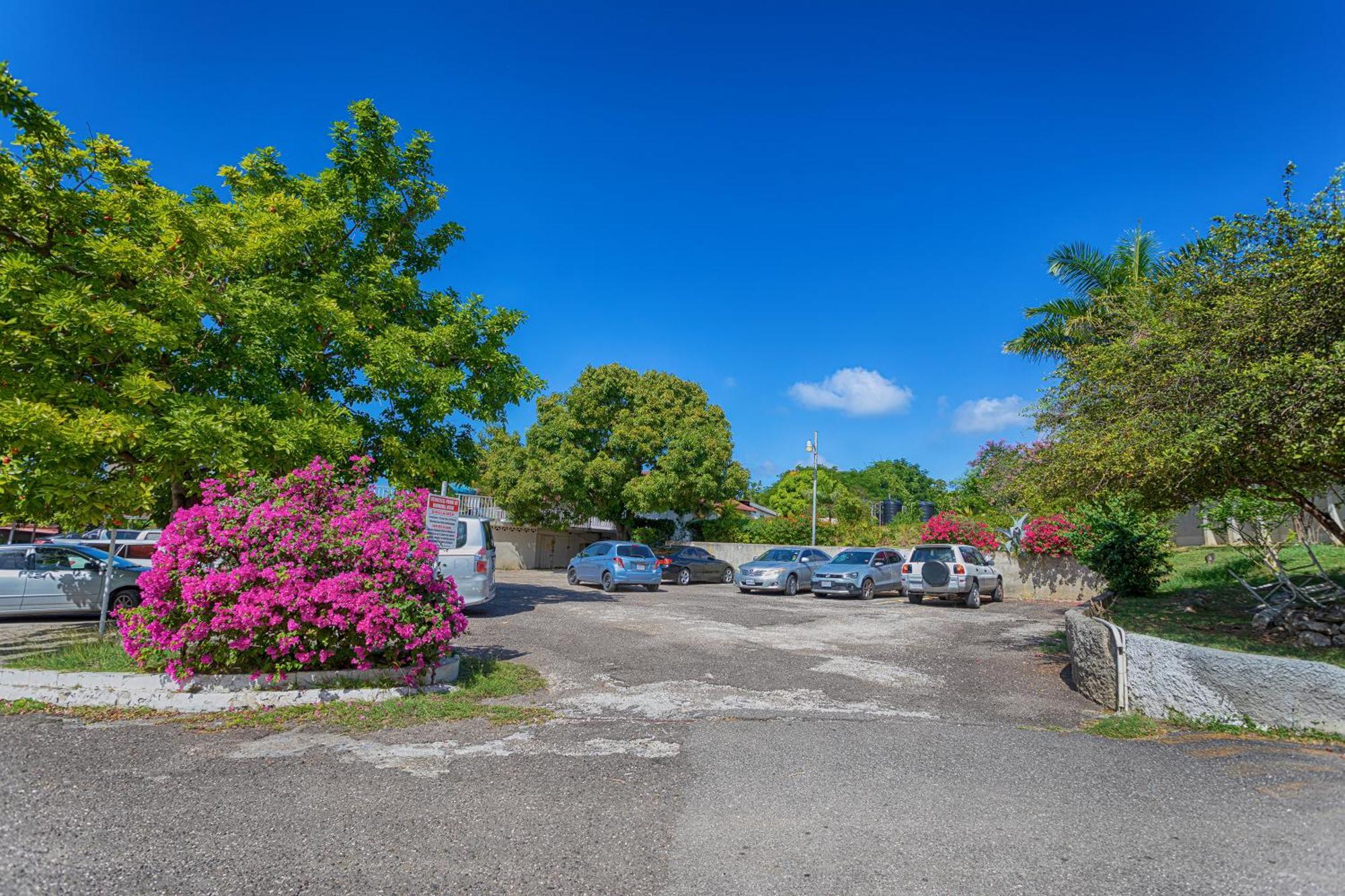 Montego Bay Club Apartments Exterior photo