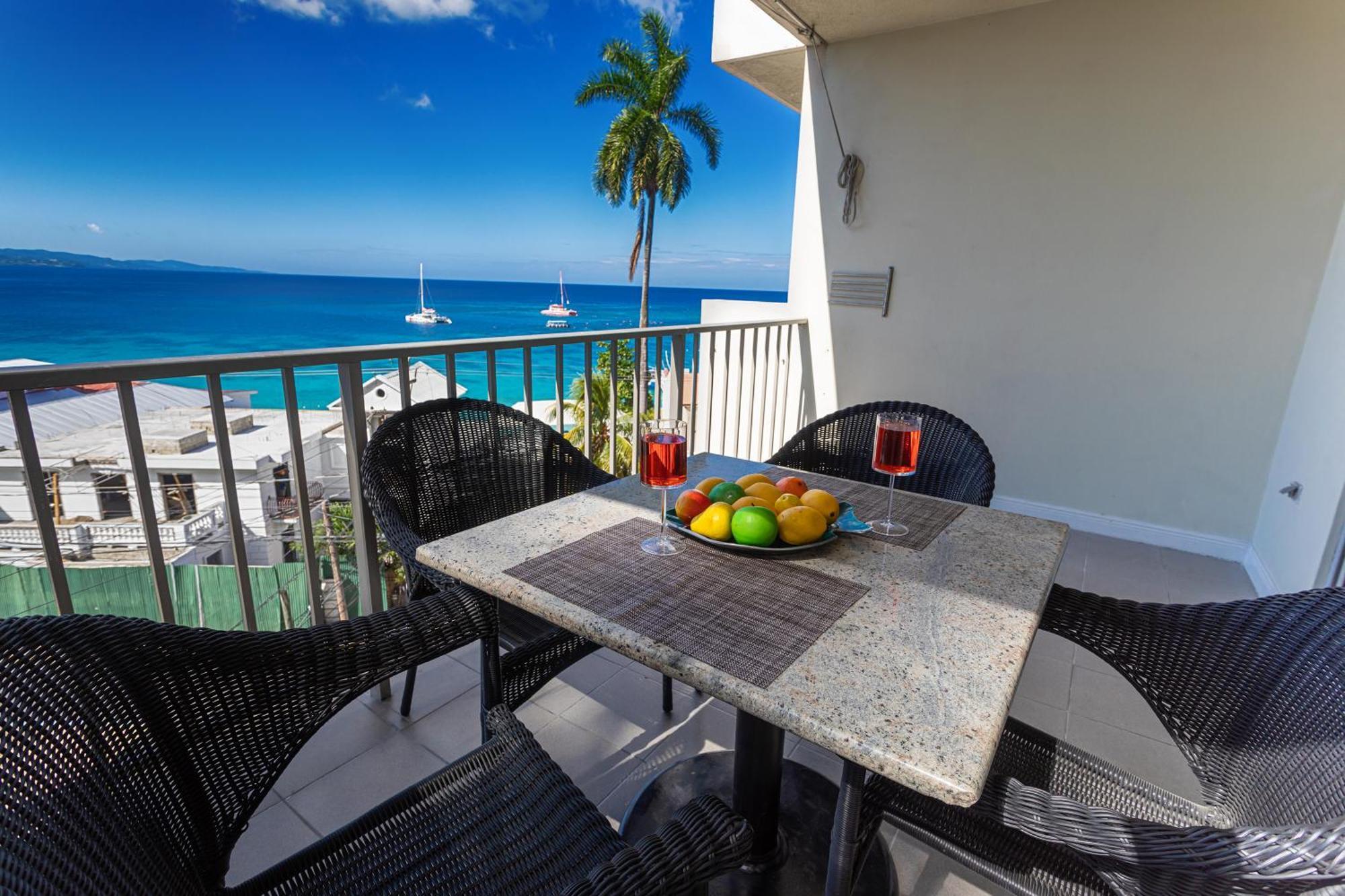 Montego Bay Club Apartments Exterior photo