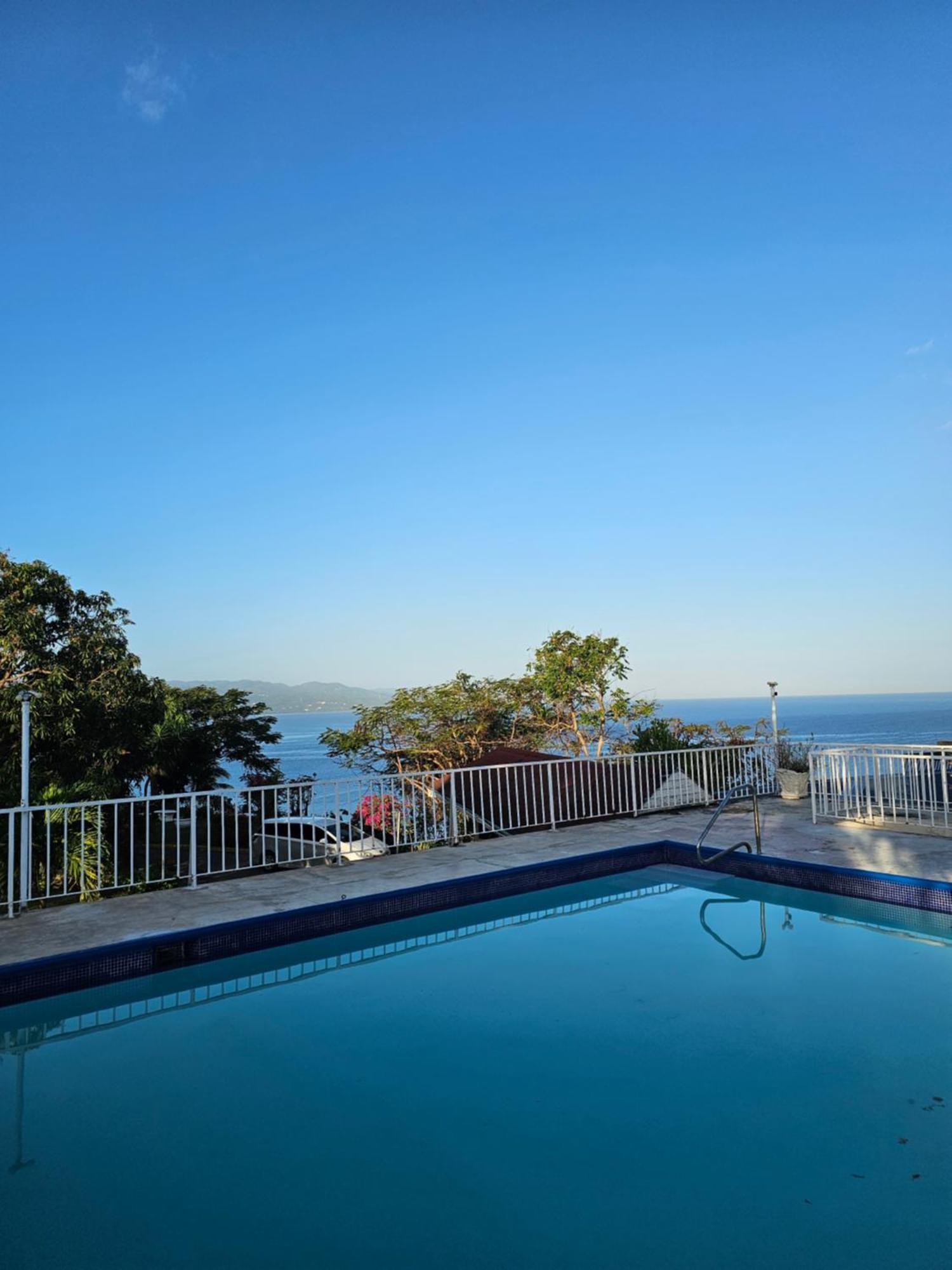 Montego Bay Club Apartments Exterior photo