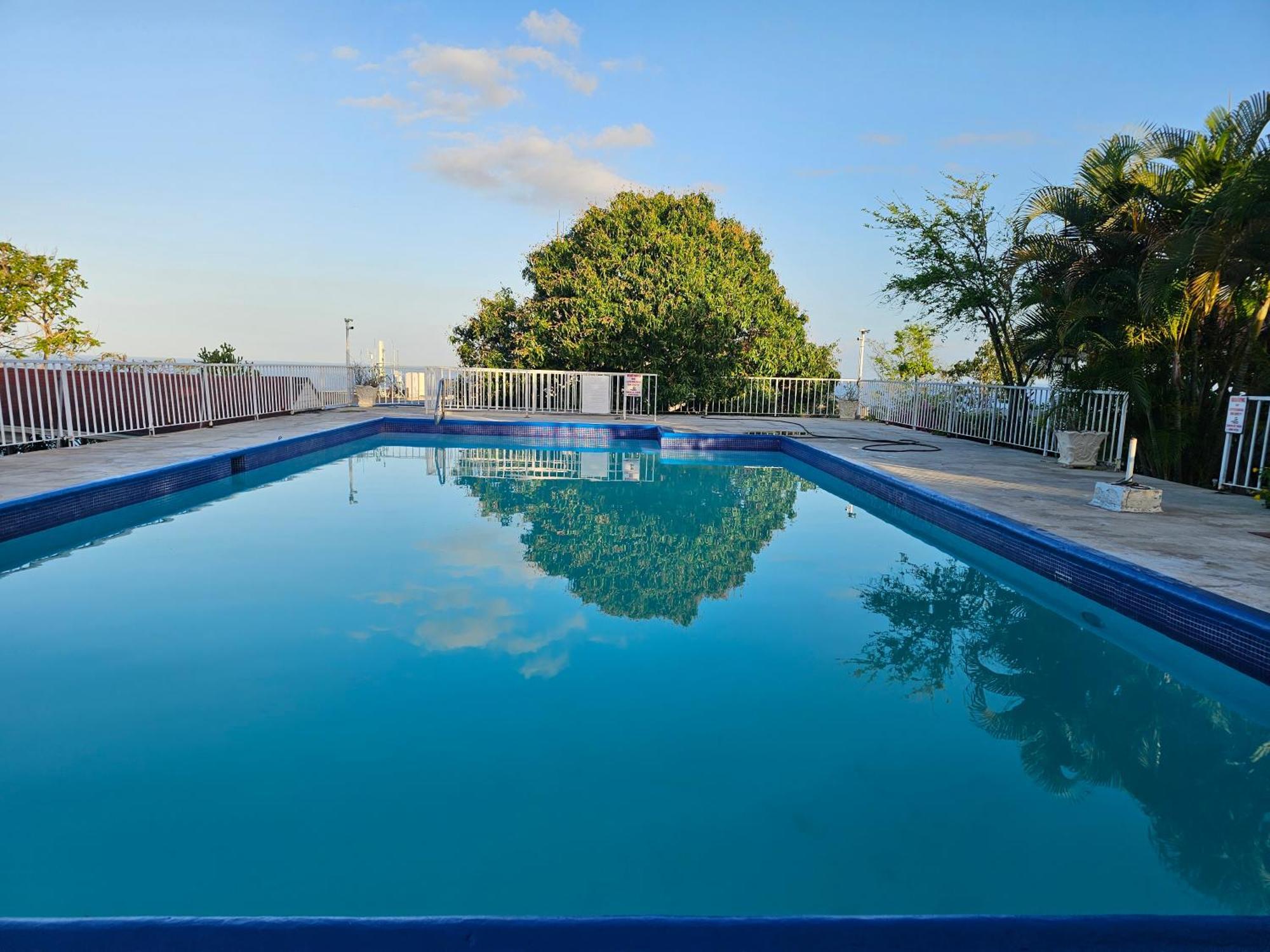 Montego Bay Club Apartments Exterior photo